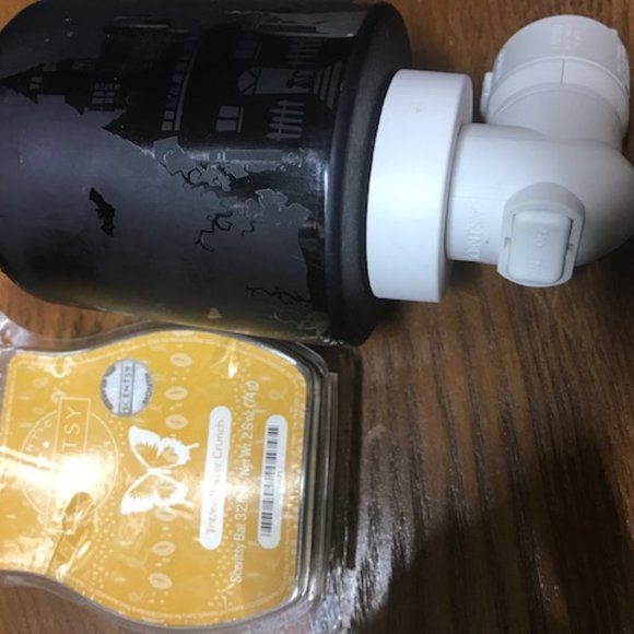 Scentsy Accents Scentsy Haunted House Wall Plug In Wax Warmer With